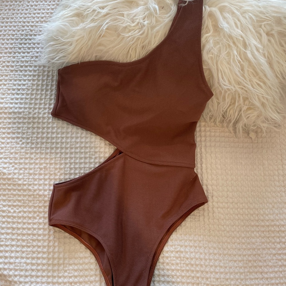 One shoulder swimsuit
